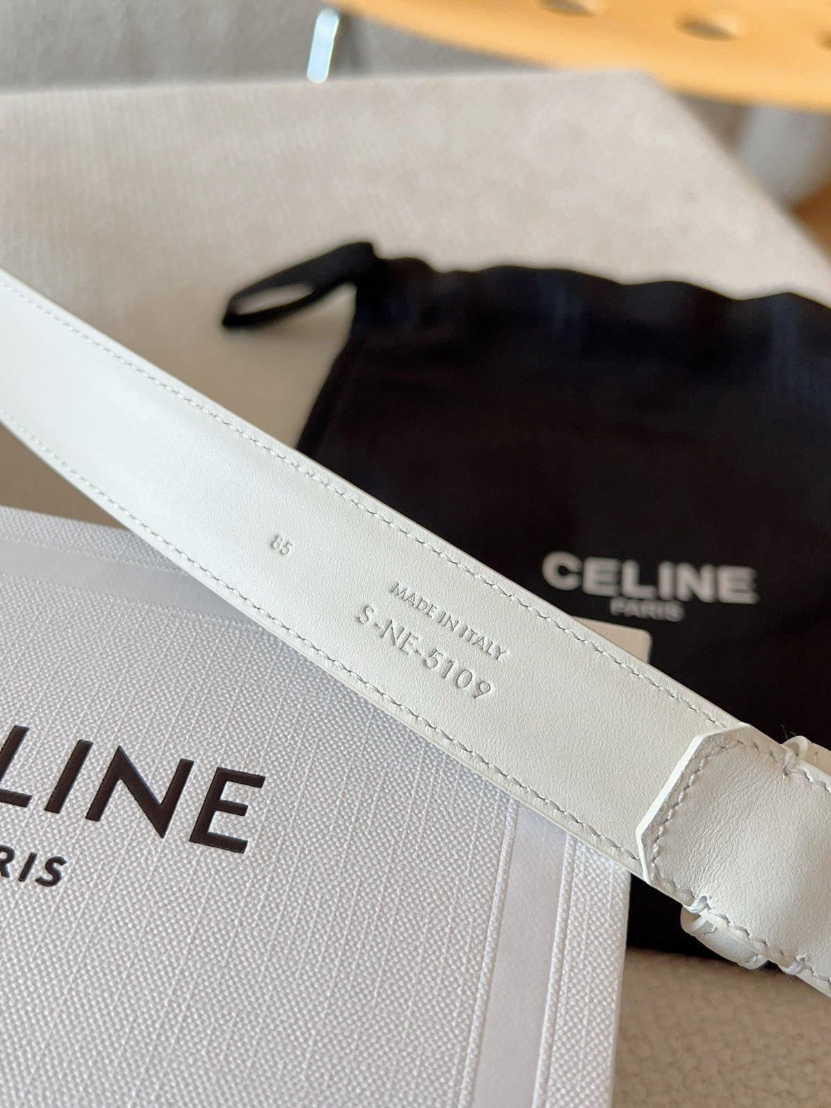 CELINE 25S TRIOMPHE BELT 25MM IN WHITE CALFSKIN GOLD HARDWARE 585788