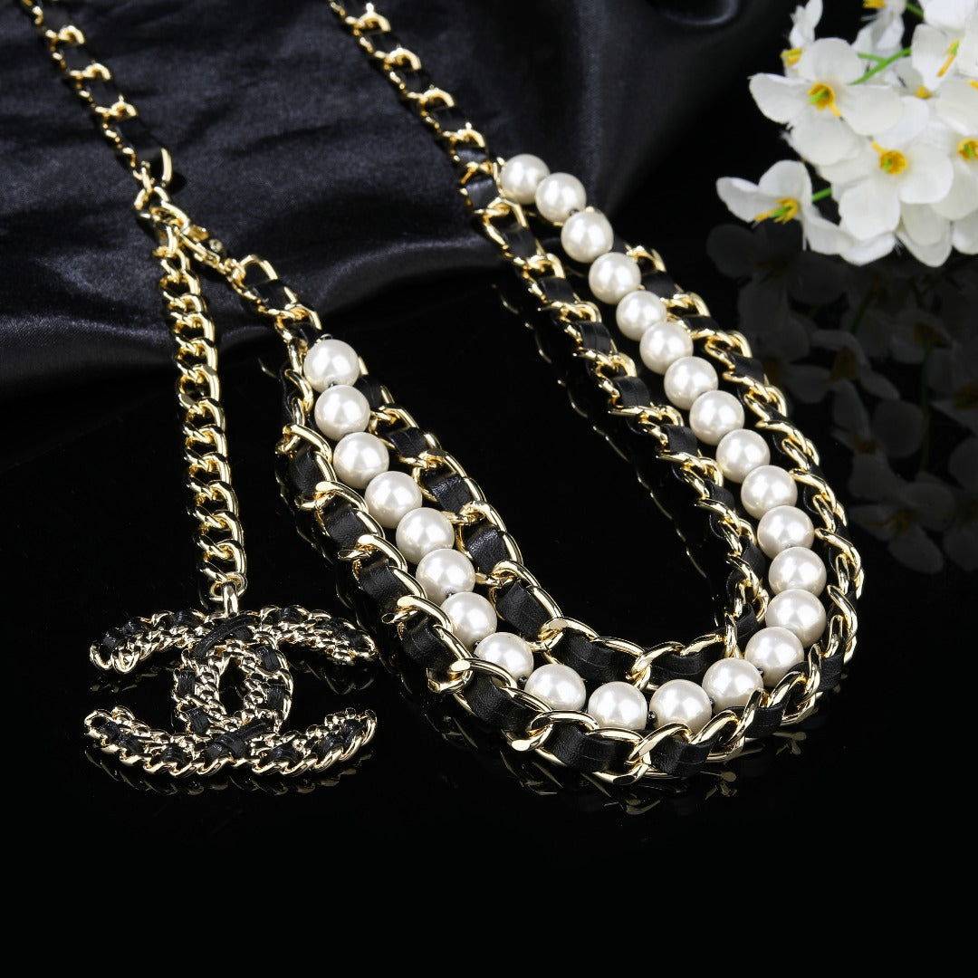 CHANEL 25S CHAIN BELT IN WHITE PEARL AND BLACK CALFSKIN 612711